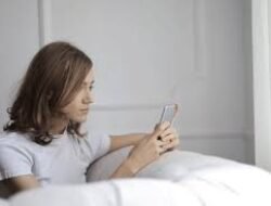 Cara Berhenti Membandingkan Diri Sendiri Dengan Kehidupan Orang Lain Di Media Sosial